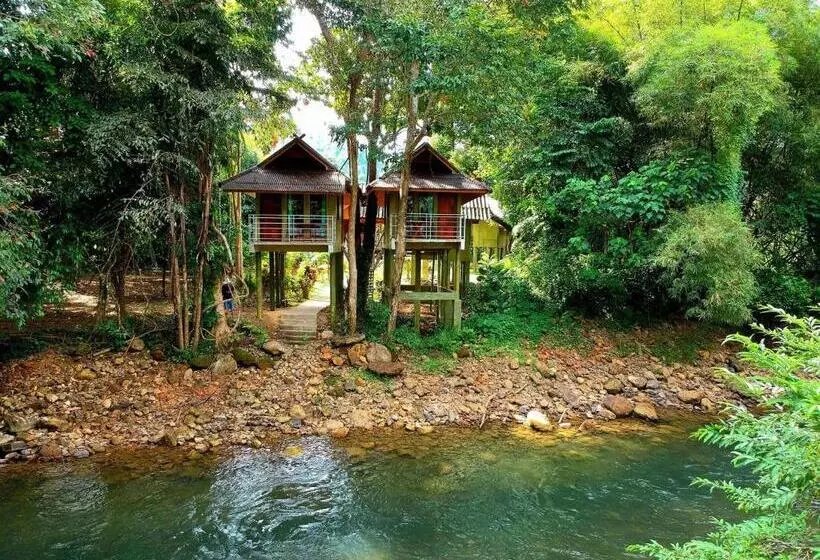 バルコニー付きスタンダードルーム, Khao Sok Jungle Huts Resort
