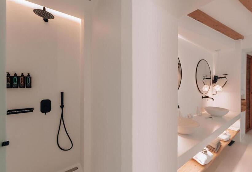 套房配有游泳池, Akkadian Lgbt Boutique