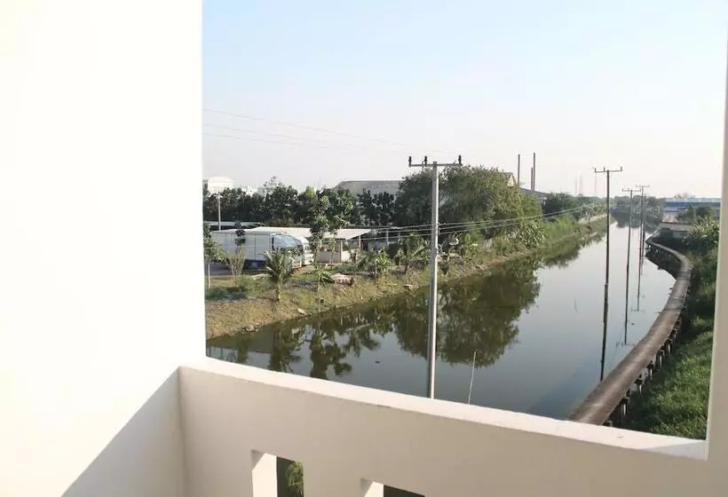 استودیوی لوکس, At Ease Hotel Suvarnabhumi
