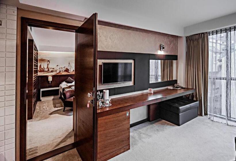 اتاق خانوادگی, President Sarajevo