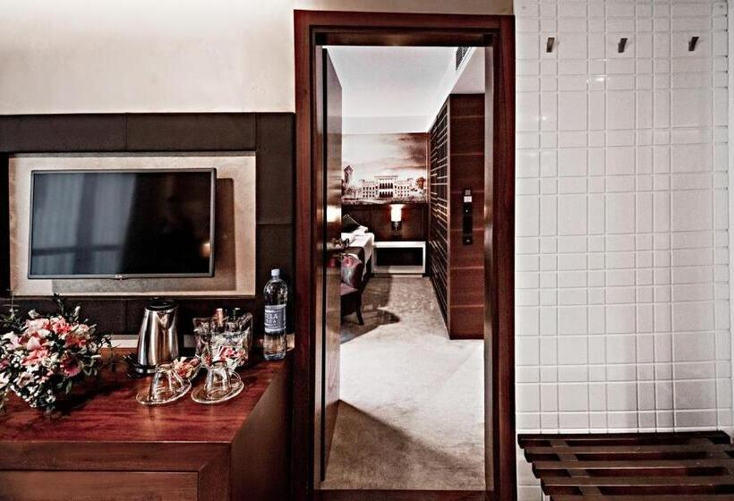 اتاق خانوادگی, President Sarajevo