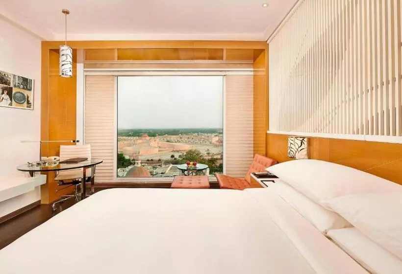 キングサイズベッドのスタンダードルーム, Renaissance Lucknow Hotel, Gomti Nagar