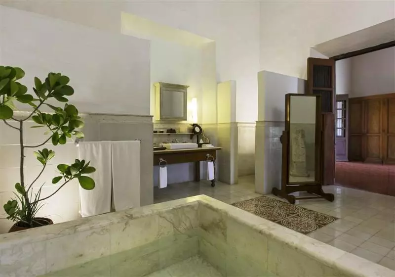 キングサイドベッドのスタンダードワンルーム, Renaissance Lucknow Hotel, Gomti Nagar