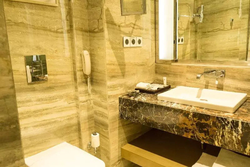 キングサイズベッドのスタンダードルーム, Renaissance Lucknow Hotel, Gomti Nagar