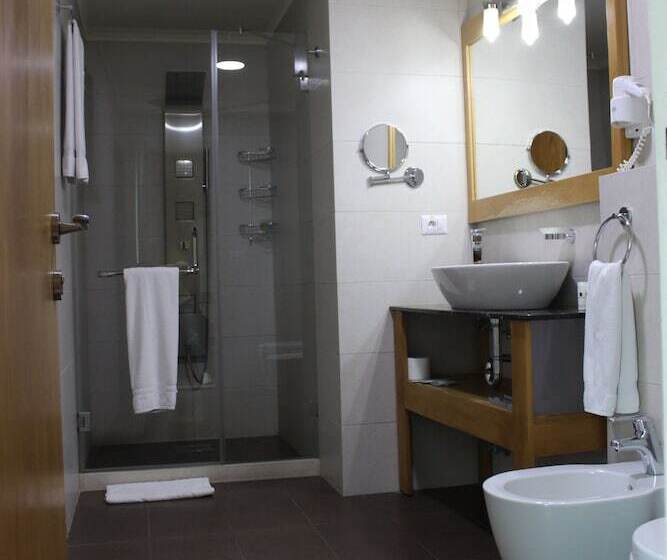 اتاق پریمیوم با بالکن, The J Hotel & Spa