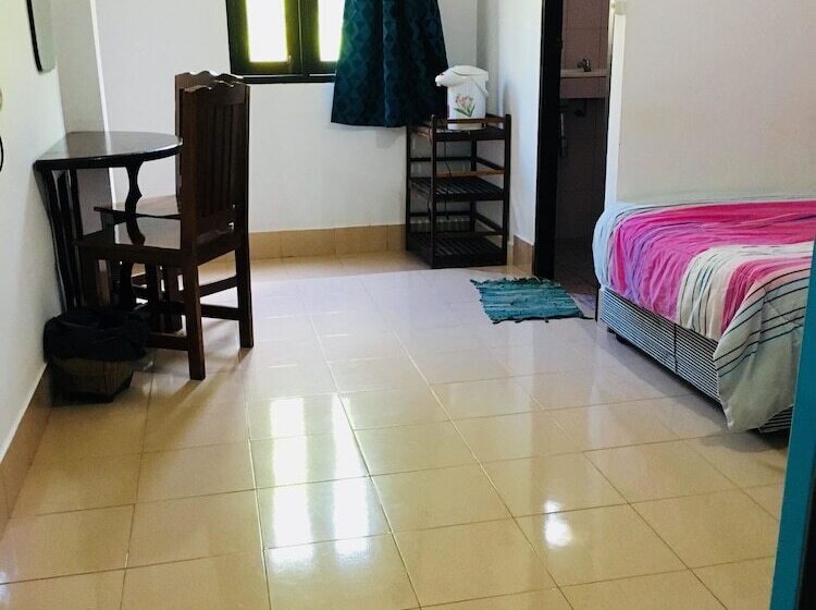 غرفة قياسية, Miss Hong House