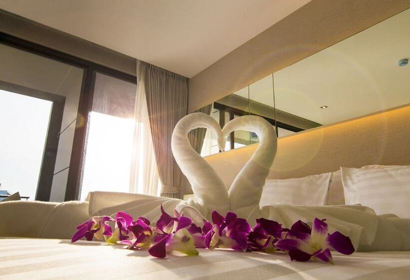 Номер Deluxe Вид на Море Боковой, Serenotel Pattaya