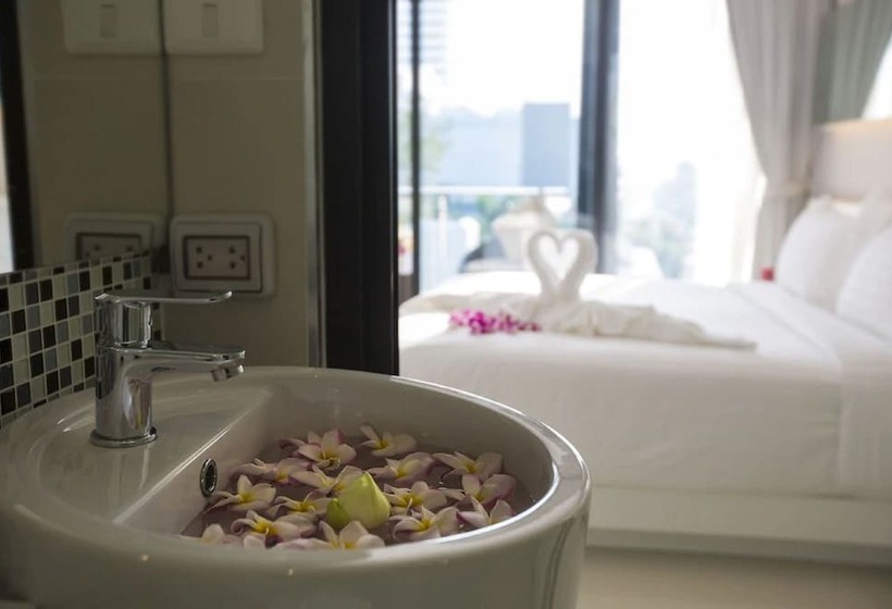 Номер Deluxe Вид на Море Боковой, Serenotel Pattaya