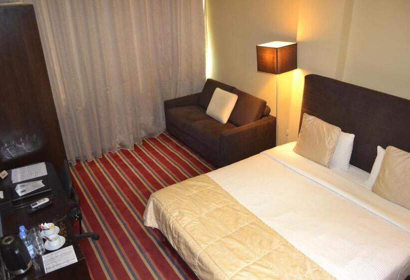 سوییت جونیور, The J Hotel & Spa