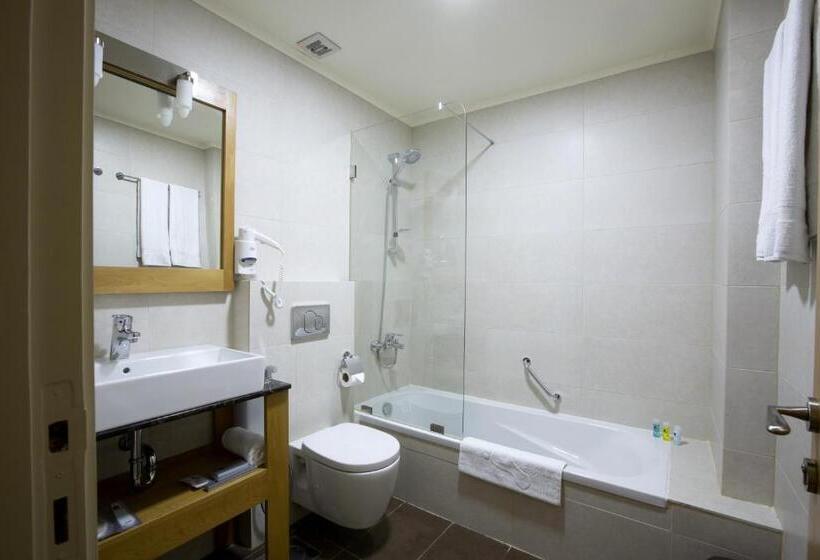 سوییت جونیور, The J Hotel & Spa