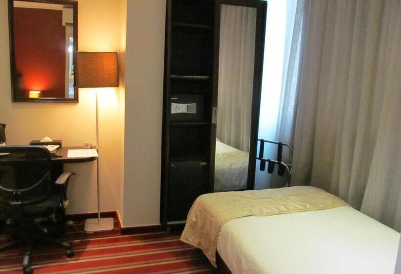 اتاق لوکس سه تخته, The J Hotel & Spa