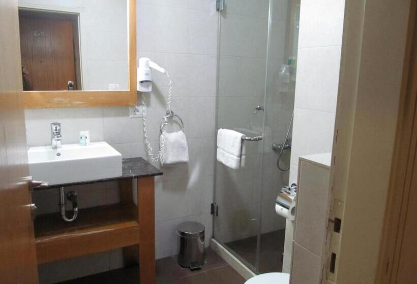 اتاق لوکس سه تخته, The J Hotel & Spa