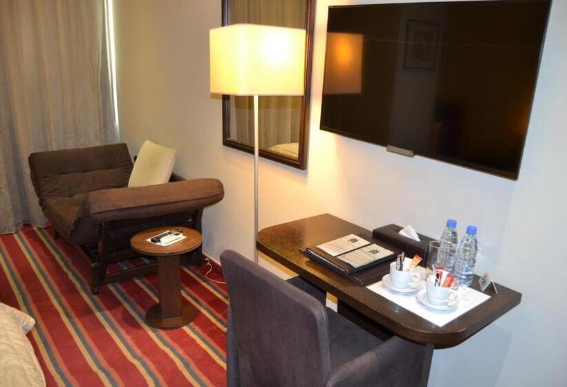 اتاق لوکس سه تخته, The J Hotel & Spa