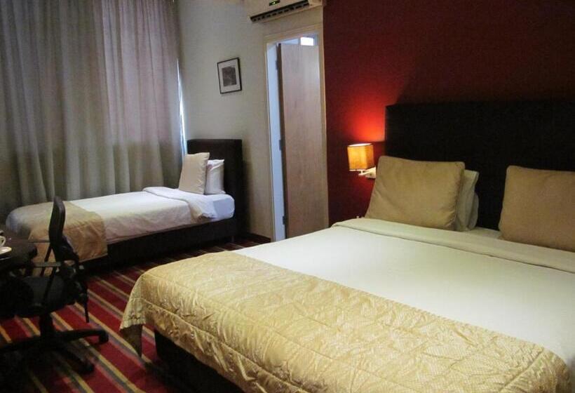 اتاق لوکس سه تخته, The J Hotel & Spa