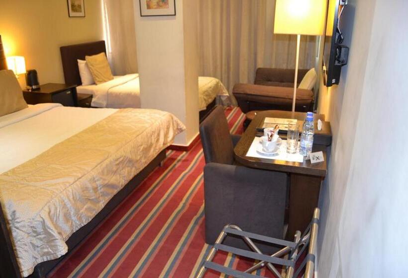 اتاق لوکس سه تخته, The J Hotel & Spa