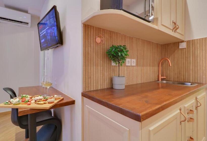 Standard Room King Size Bed, Athinn Residence