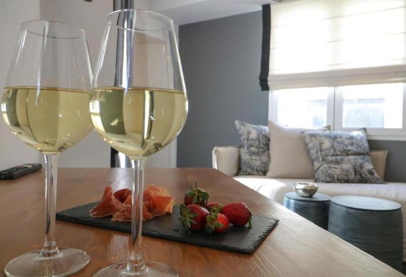 1 Bedroom Apartment with Terrace, Athinn Residence