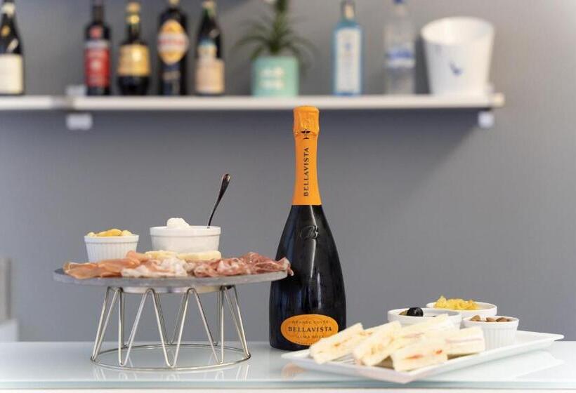 اتاق استاندارد یک نفره, The Sea