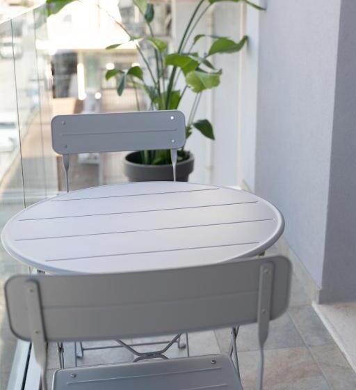 اتاق استاندارد یک نفره, The Sea