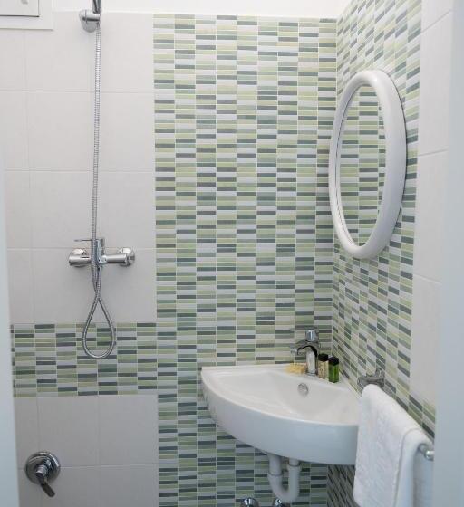 اتاق استاندارد یک نفره, The Sea