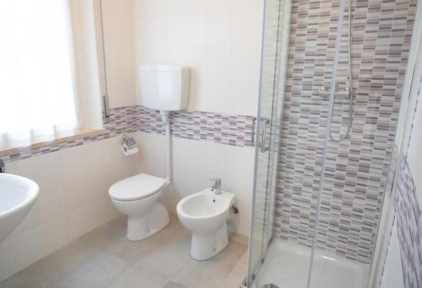 اتاق لوکس, The Sea