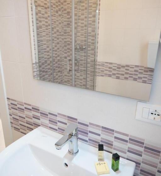 اتاق لوکس, The Sea