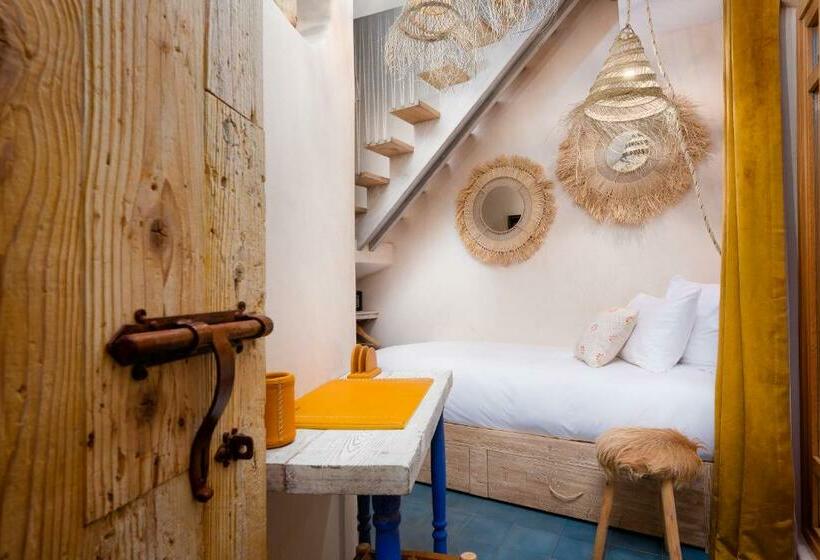 اتاق لوکس سه تخته, Mama Lova