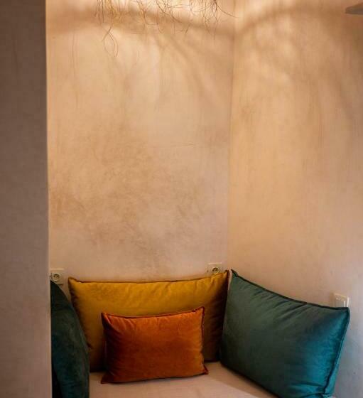 اتاق لوکس سه تخته, Mama Lova