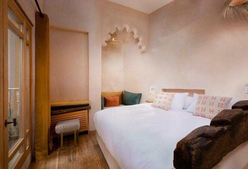 اتاق لوکس سه تخته, Mama Lova