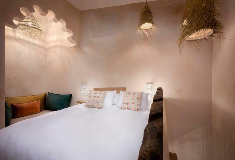 اتاق لوکس سه تخته, Mama Lova