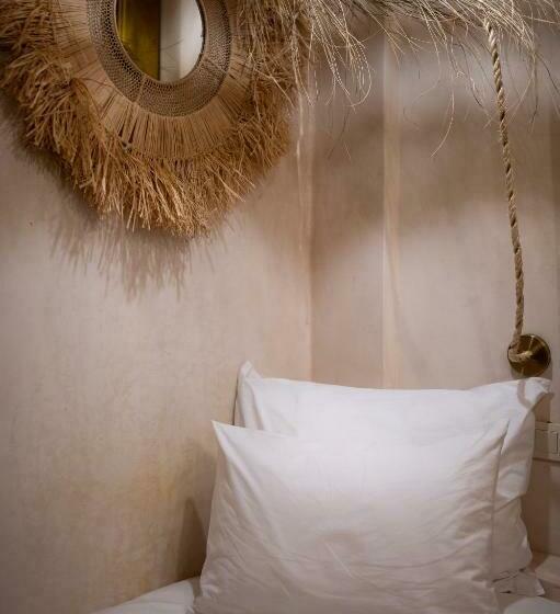 اتاق لوکس سه تخته, Mama Lova