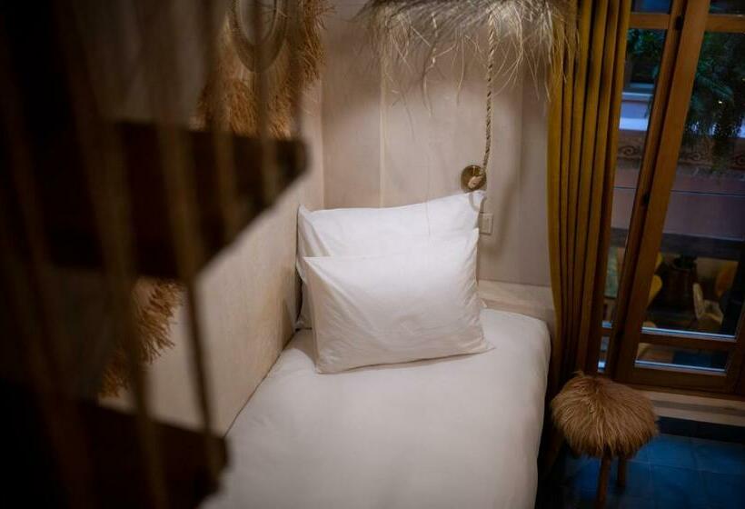 اتاق لوکس سه تخته, Mama Lova