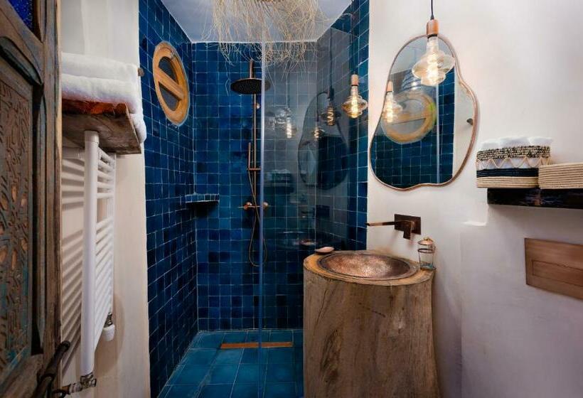 اتاق لوکس سه تخته, Mama Lova