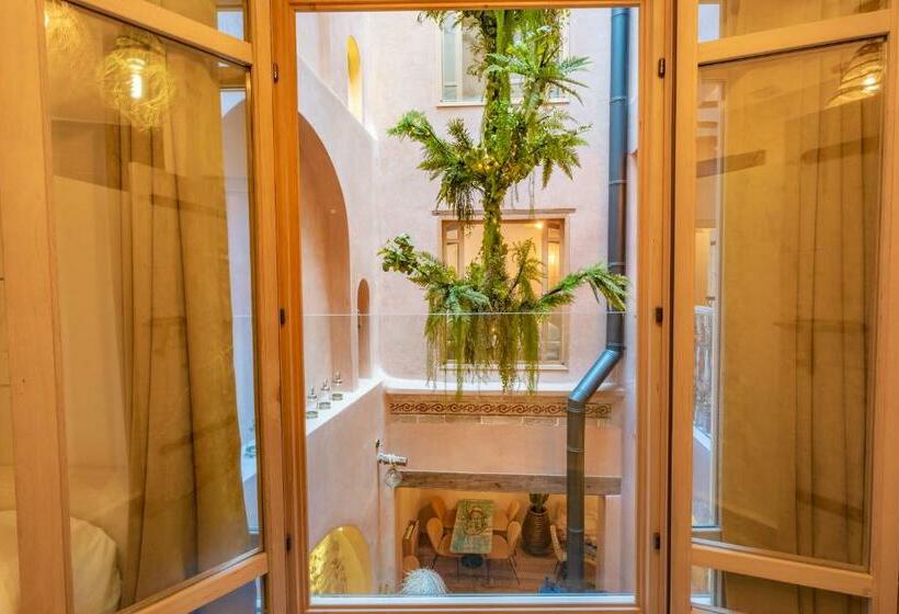 اتاق لوکس سه تخته, Mama Lova