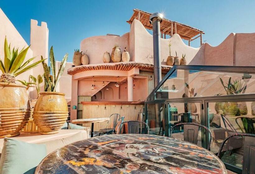 اتاق لوکس سه تخته, Mama Lova