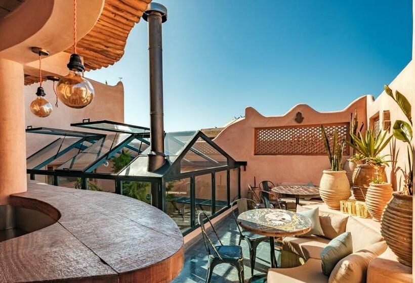 اتاق لوکس سه تخته, Mama Lova