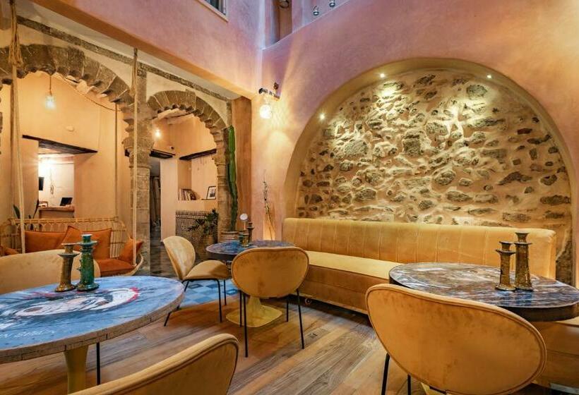 اتاق لوکس سه تخته, Mama Lova