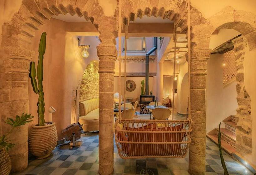 اتاق لوکس سه تخته, Mama Lova