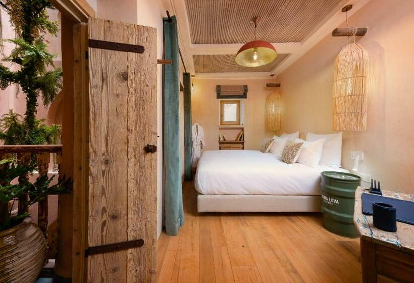 اتاق لوکس چهار تخته, Mama Lova