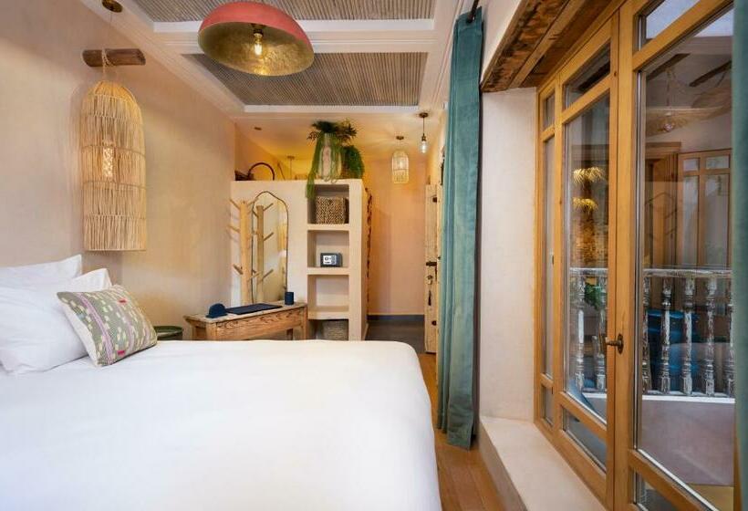 اتاق لوکس چهار تخته, Mama Lova