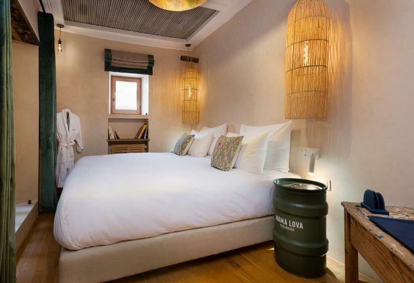 اتاق لوکس چهار تخته, Mama Lova