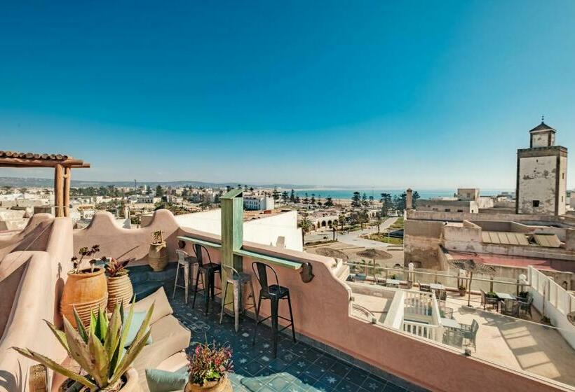 اتاق لوکس چهار تخته, Mama Lova