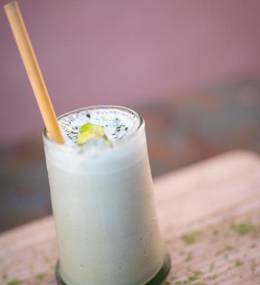 اتاق لوکس سه تخته, Mama Lova