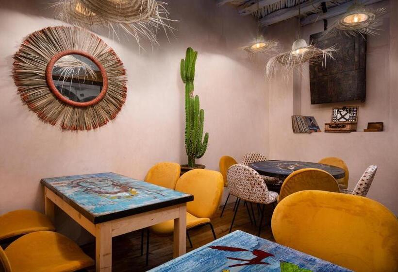 اتاق لوکس چهار تخته, Mama Lova