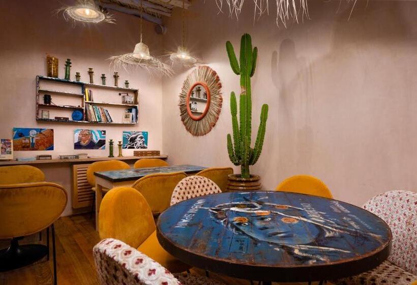 اتاق لوکس چهار تخته, Mama Lova