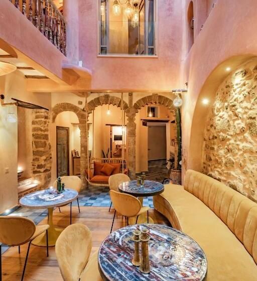 اتاق لوکس سه تخته, Mama Lova