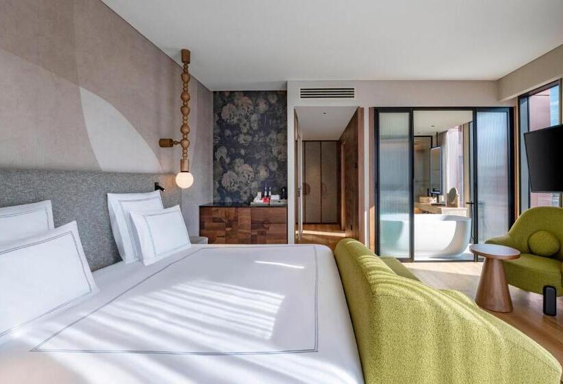 اتاق لوکس با تخت بزرگ, Swissôtel Tbilisi