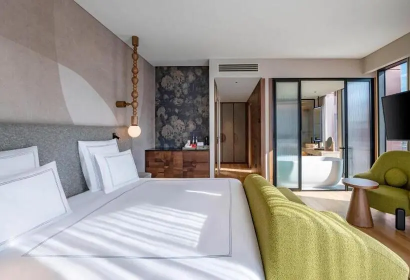 Deluxe Room King Size Bed