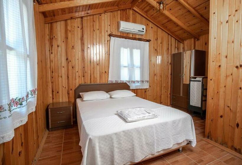 Номер Стандарт Вид на Сад, çuhadar Ahşap Evleri̇