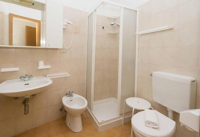 غرفة عائلية مطلّة علي الجبل, Aktiv Hotel Eden